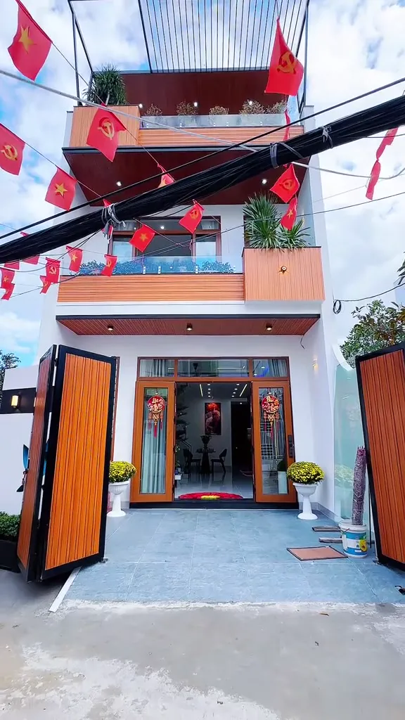 Nhà phố 3 tầng ban công cam đất