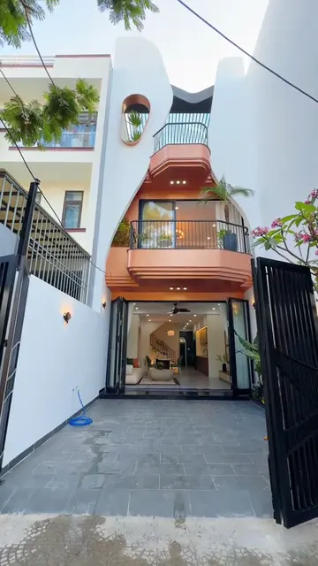 Nhà phố ban công bo cong cam đất — 1