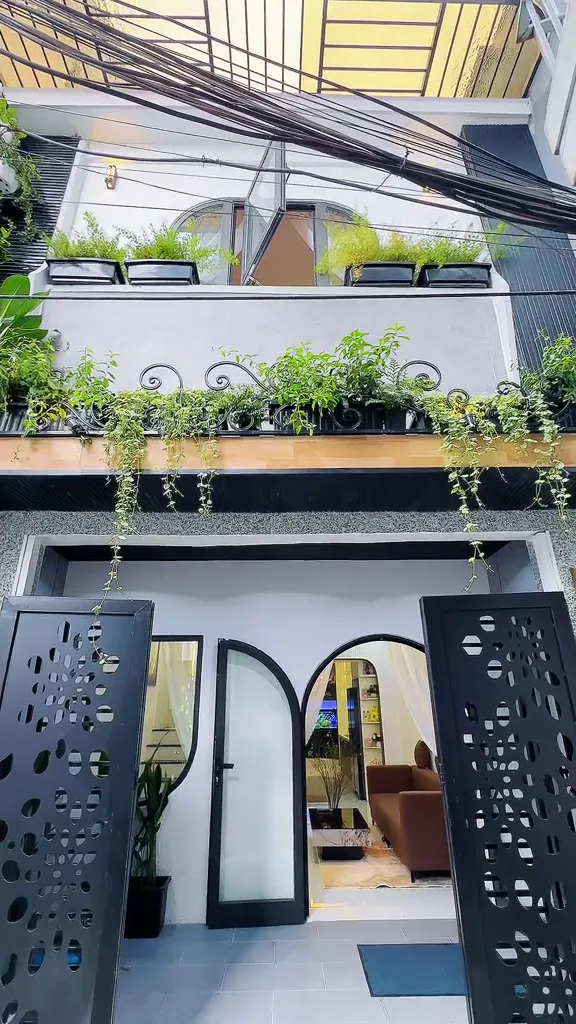 Nhà phố cổng vòm lam CNC