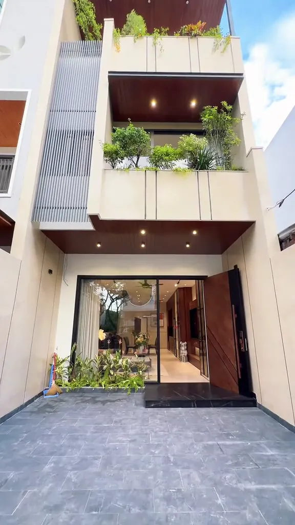 Nhà phố hiện đại mặt tiền cây xanh