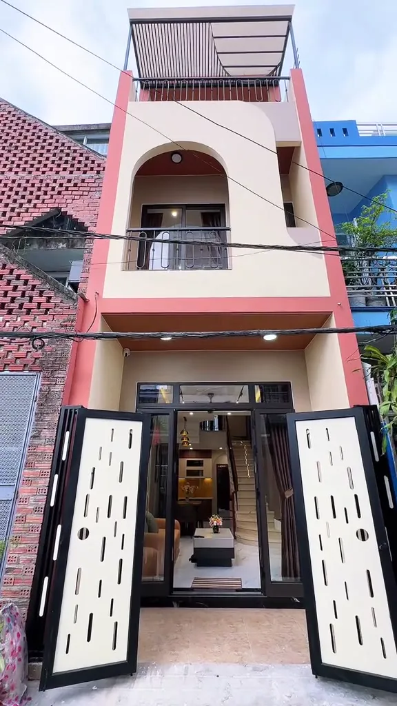 Nhà phố pastel cửa vòm