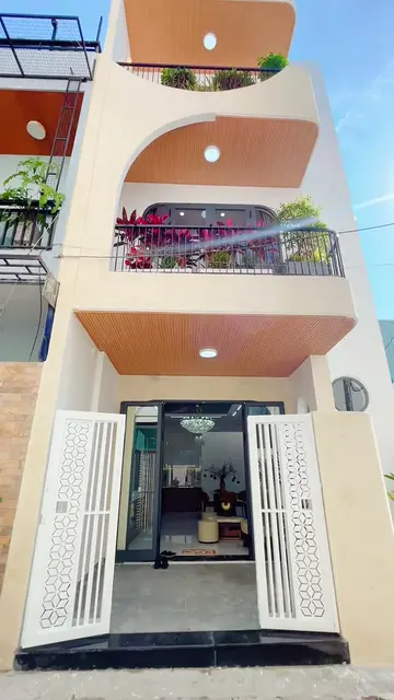 Nhà phố trắng ban công bo cong — 1